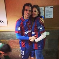 Jessica Bueno y Jota Peleteiro celebran el ascenso del Eibar a Primera División