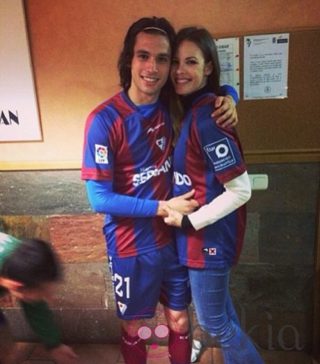 Jessica Bueno y Jota Peleteiro celebran el ascenso del Eibar a Primera División