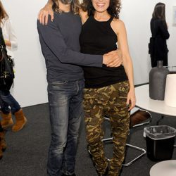  Lisa Edelstein y Robert Rusell en una galería de arte contemporáneo