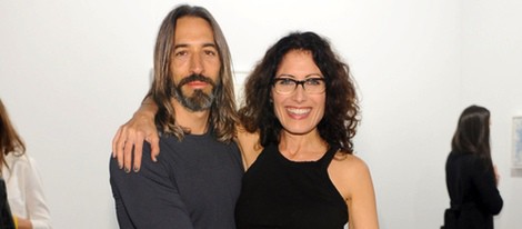  Lisa Edelstein y Robert Rusell en una galería de arte contemporáneo