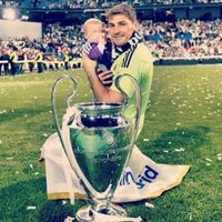 Iker Casillas y Martín posando con la décima Champions del Real Madrid