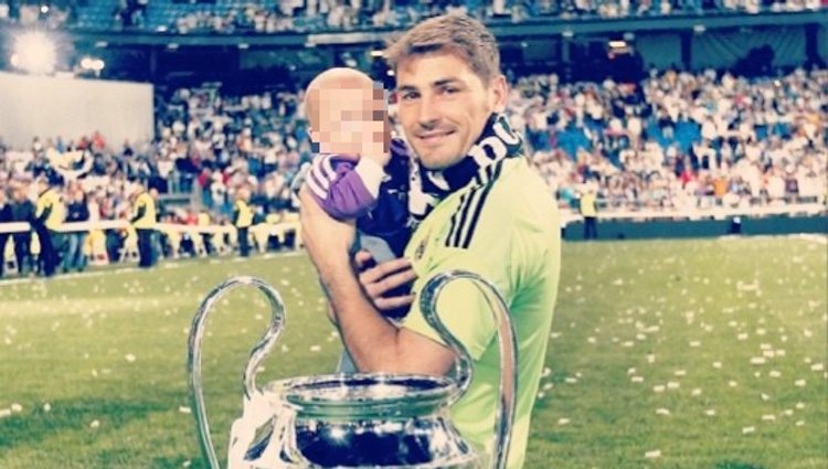 Iker Casillas y Martín posando con la décima Champions del Real Madrid