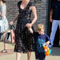 January Jones con su hijo Xander Dane en la fiesta del Memorial Day 2014 de Joel Silver