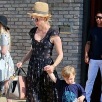 January Jones con su hijo Xander Dane en la fiesta del Memorial Day 2014 de Joel Silver