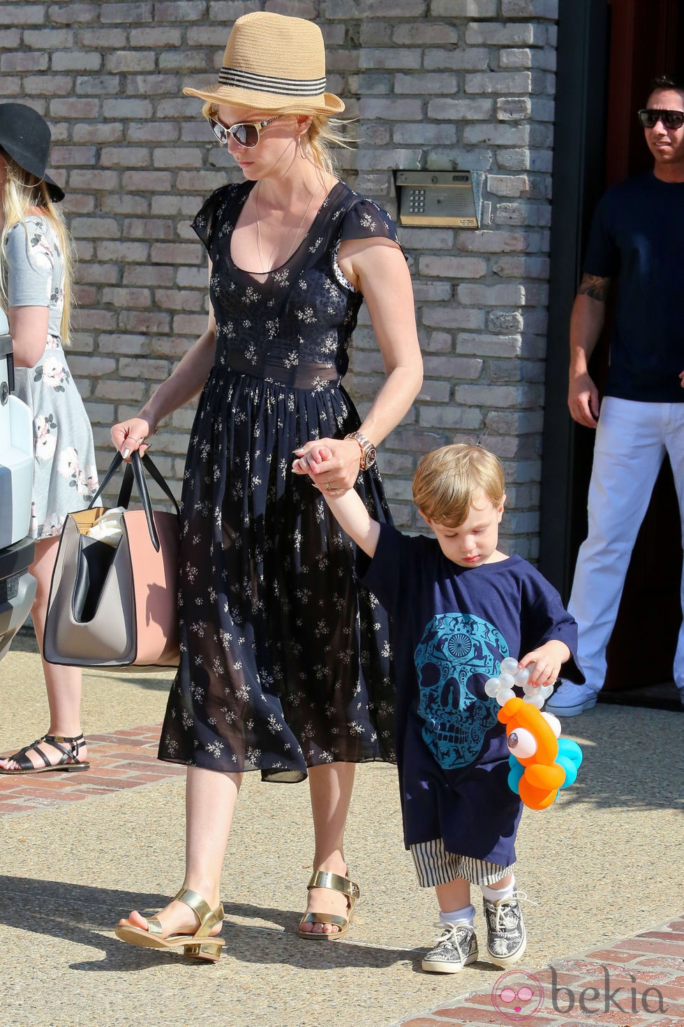 January Jones con su hijo Xander Dane en la fiesta del Memorial Day 2014 de Joel Silver