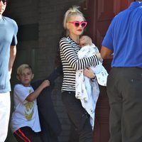 Gwen Stefani con sus hijos Apollo y Kingston en la fiesta del Memorial Day 2014 de Joel Silver