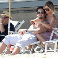 Kaley Cuoco y Ryan Sweeting en la fiesta del Memorial Day 2014 de Joel Silver