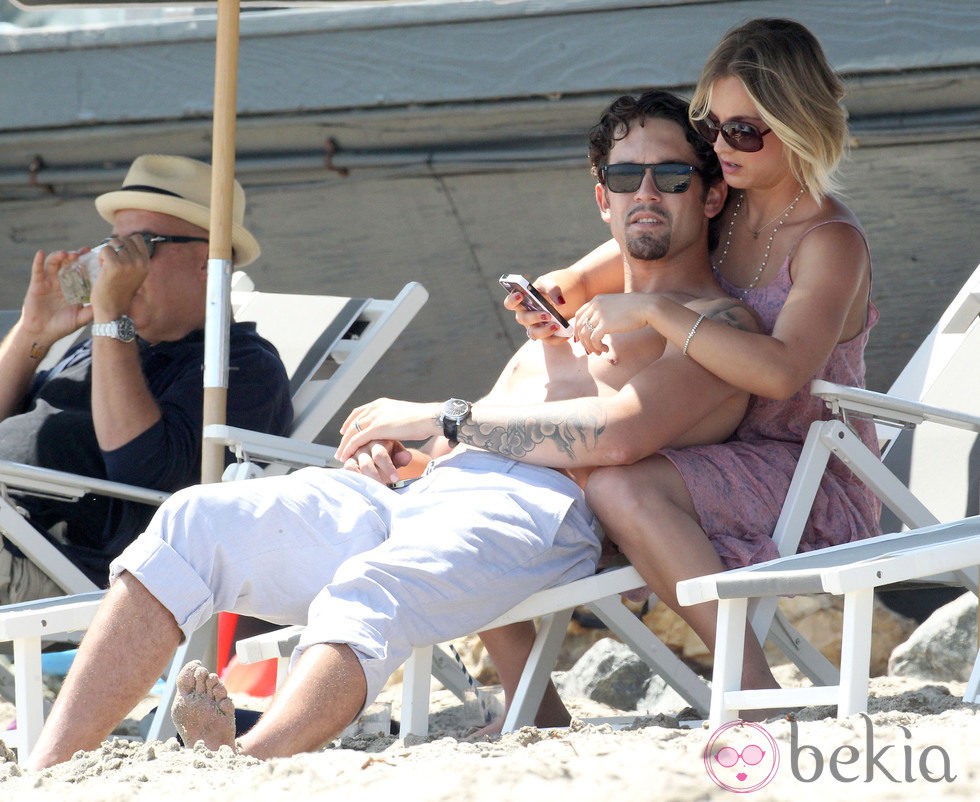 Kaley Cuoco y Ryan Sweeting en la fiesta del Memorial Day 2014 de Joel Silver