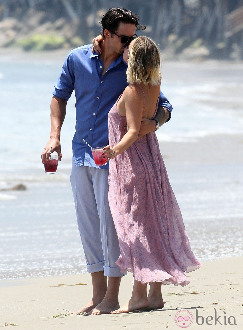 Kaley Cuoco y Ryan Sweeting besándose en la fiesta del Memorial Day 2014 de Joel Silver