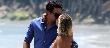 Kaley Cuoco y Ryan Sweeting besándose en la fiesta del Memorial Day 2014 de Joel Silver