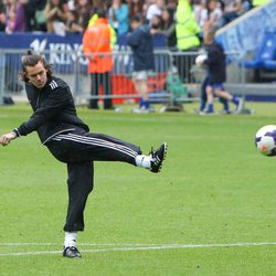 Harry Styles jugando el partido benéfico