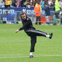 Harry Styles jugando el partido benéfico