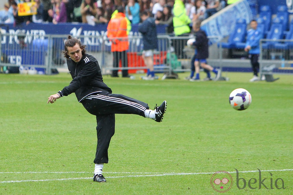 Harry Styles jugando el partido benéfico