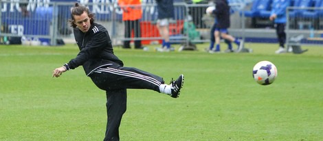 Harry Styles jugando el partido benéfico