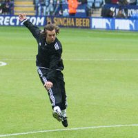 Harry Styles jugando el partido benéfico en Leicester