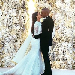 Kim Kardashian y Kanye West se besan tras convertirse en marido y mujer