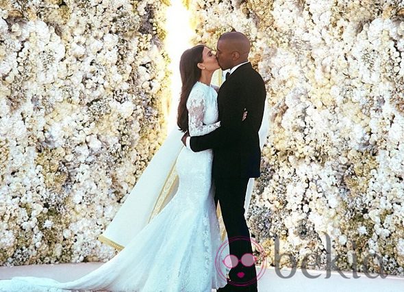 Kim Kardashian y Kanye West se besan tras convertirse en marido y mujer