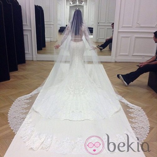 Kim Kardashian en la última prueba del vestido de su boda de Givenchy