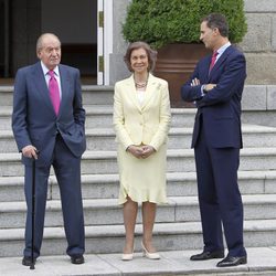 Los Reyes Juan Carlos y Sofía y el Príncipe Felipe esperando al Presidente de Panamá y su mujer