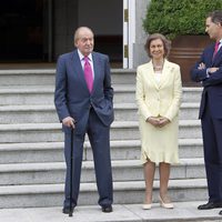 Los Reyes Juan Carlos y Sofía y el Príncipe Felipe esperando al Presidente de Panamá y su mujer