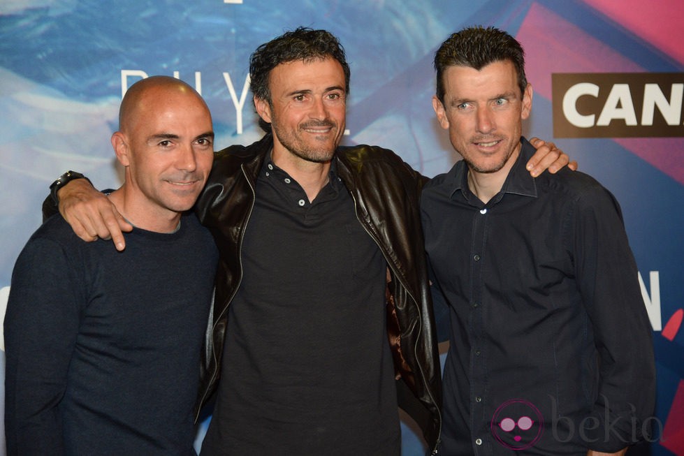 Iván de la Peña, Luis Enrique y Juan Carlos Unzué en el estreno de 'Puyol, más que un capitán'