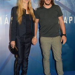 Carles Puyol y Vanesa Lorenzo en el estreno del documental 'Puyol, más que un capitán'