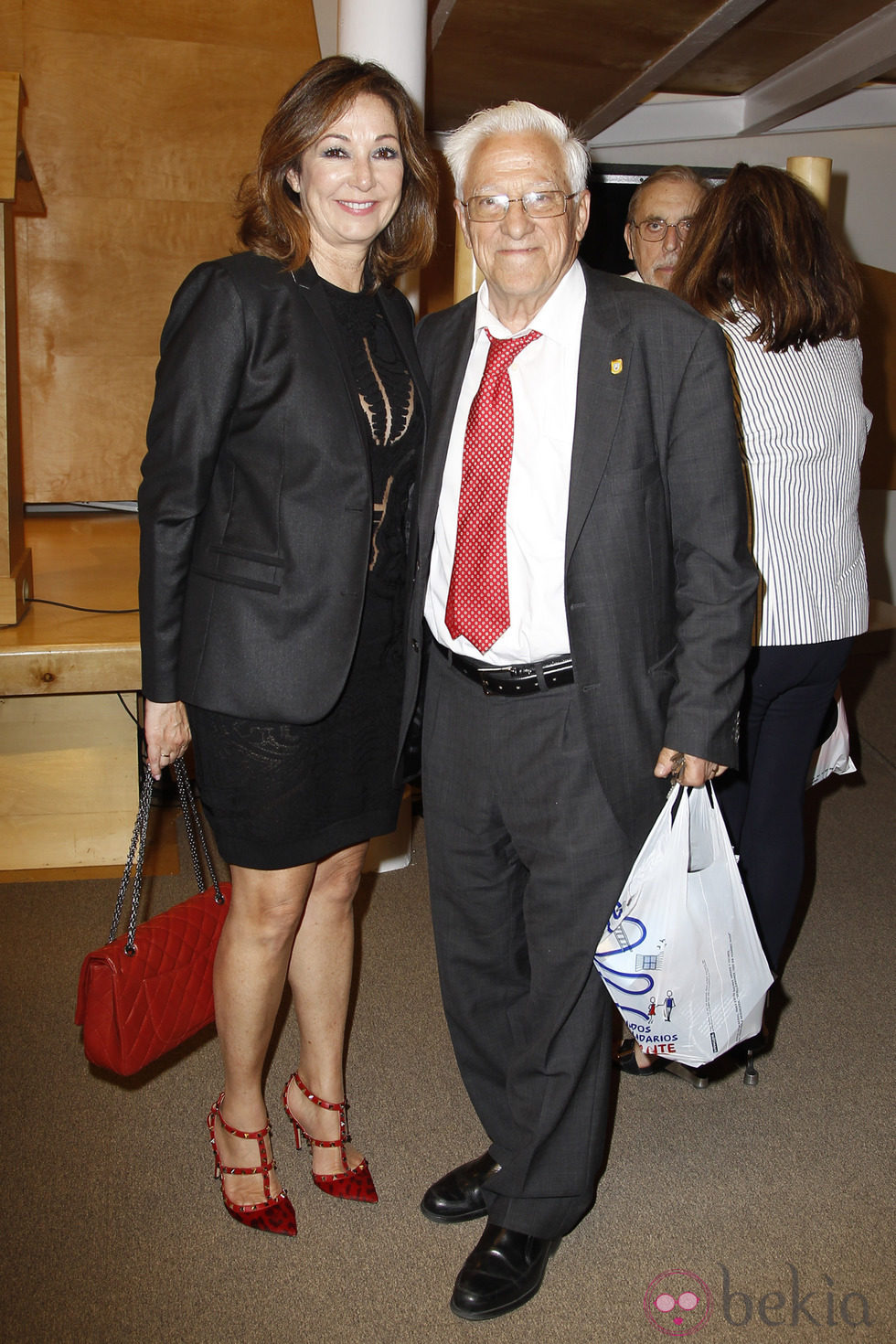 Ana Rosa Quintana y el Padre Ángel en la presentación del libro 'La Princesa Paca'