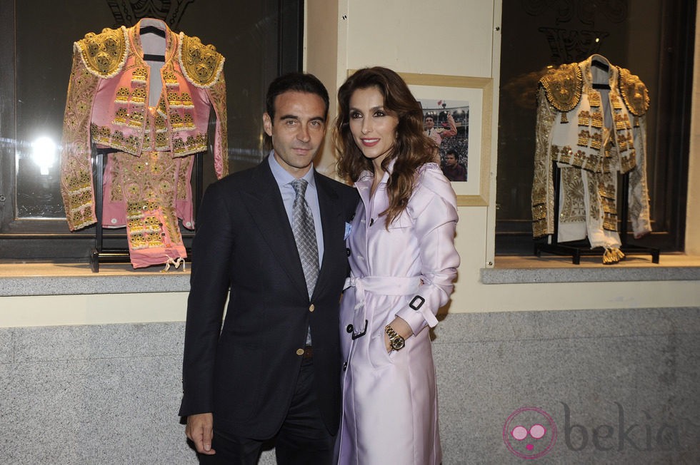 Enrique Ponce inaugura una exposición con sus trajes de luces junto a Paloma Cuevas