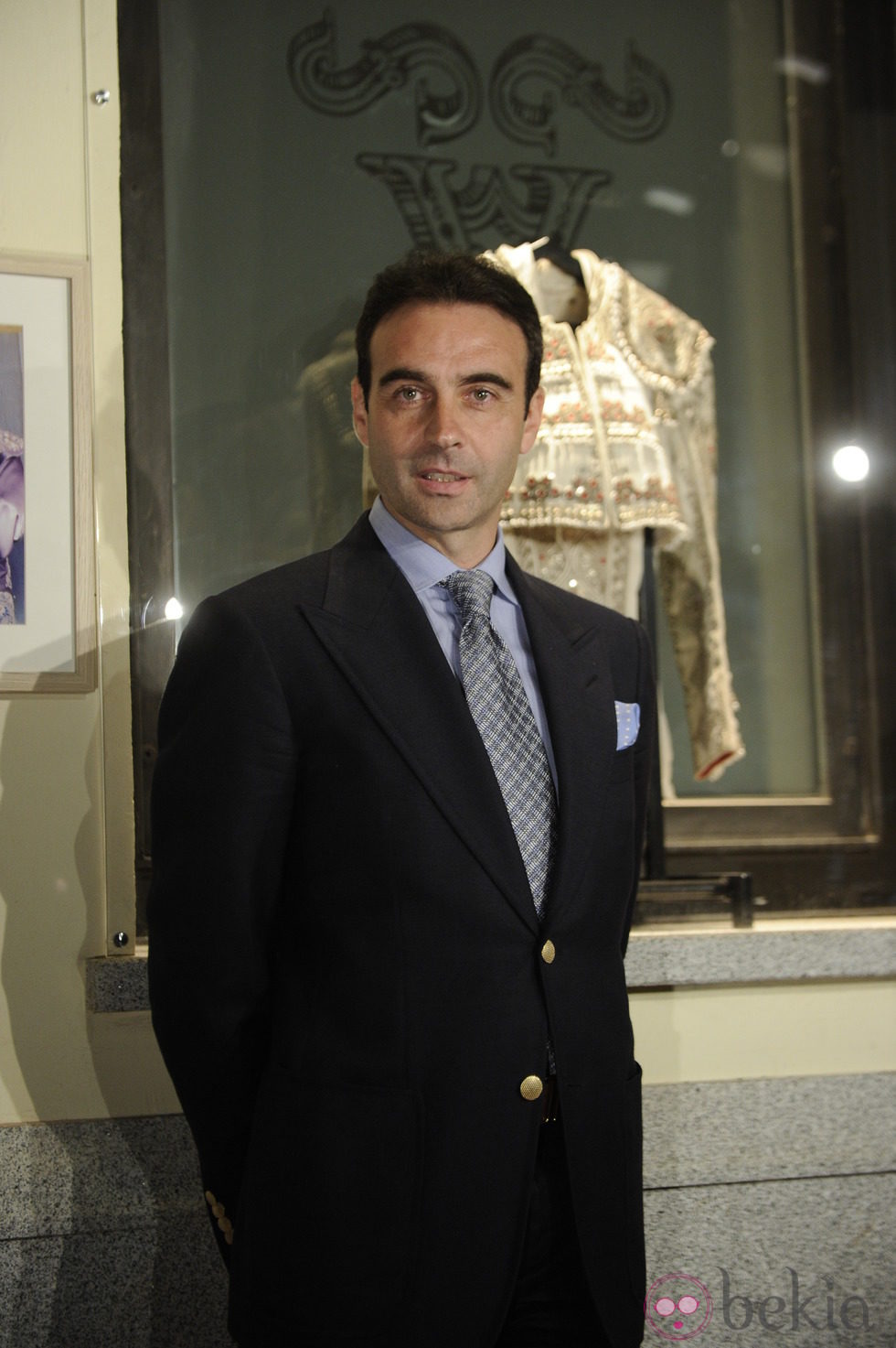 Enrique Ponce inaugura una exposición con sus trajes de luces