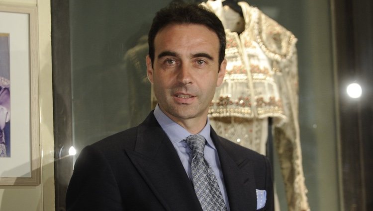 Enrique Ponce inaugura una exposición con sus trajes de luces