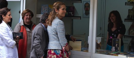 La Infanta Elena recorriendo la Feria del Libro de Madrid 2014