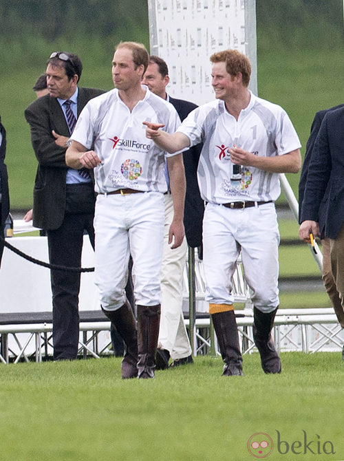 Príncipe Guillermo y Prínipe Harry en un partido de polo benéfico en Berkshire