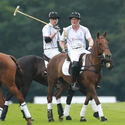 Los Príncipes Guillermo y Harry en un partido de polo benéfico en Berkshire