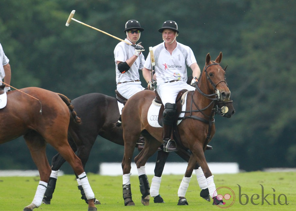 Los Príncipes Guillermo y Harry en un partido de polo benéfico en Berkshire