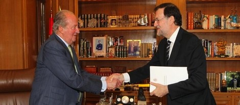 El Rey Juan Carlos entregando a Mariano Rajoy su abdicación