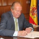 El Rey Juan Carlos firmando su abdicación como Jefe del Estado