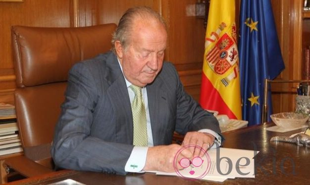 El Rey Juan Carlos firmando su abdicación como Jefe del Estado