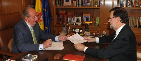 El Rey Juan Carlos comunicando a Mariano Rajoy su decisión de abdicar