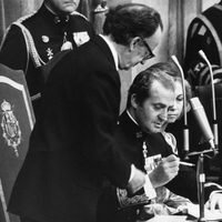 El Rey Juan Carlos firma la Constitución de 1978