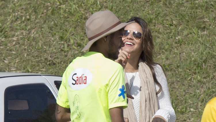 Bruna Marquezine con Neymar en un entrenamiento de la Selección de Brasil