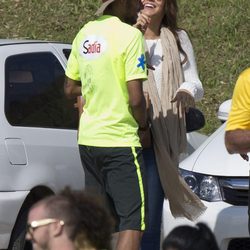 Bruna Marquezine con Neymar en un entrenamiento de la Selección de Brasil