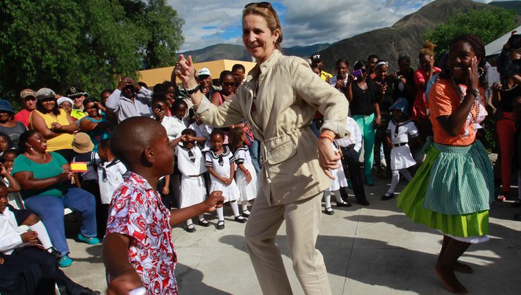 La Infanta Elena bailando con un niño en Ecuador tras la abdicación del Rey