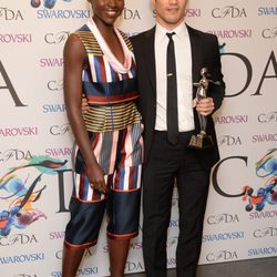 Lupita Nyong'o y Joseph Altuzarra en los CFDA Fashion Awards 2014