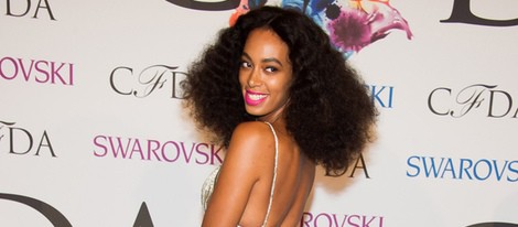 Solange Knowles enseña la espalda en los CFDA Fashion Awards 2014