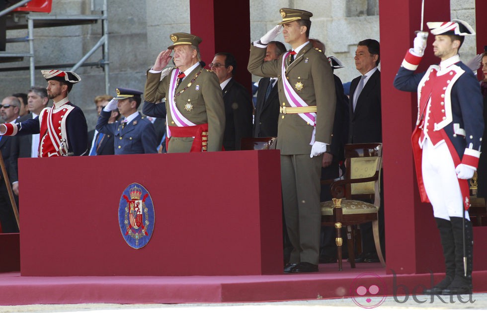 El Rey y el Príncipe Felipe en un acto militar tras la abdicación de Don Juan Carlos