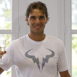 Rafa Nadal brindando por su 28 cumpleaños en Roland Garros 2014