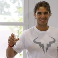 Rafa Nadal brindando por su 28 cumpleaños en Roland Garros 2014