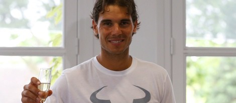 Rafa Nadal brindando por su 28 cumpleaños en Roland Garros 2014