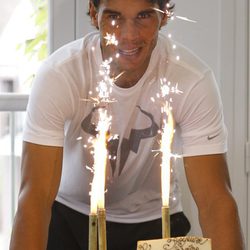 Rafa Nadal soplando las velas de su 28 cumpleaños en Roland Garros 2014