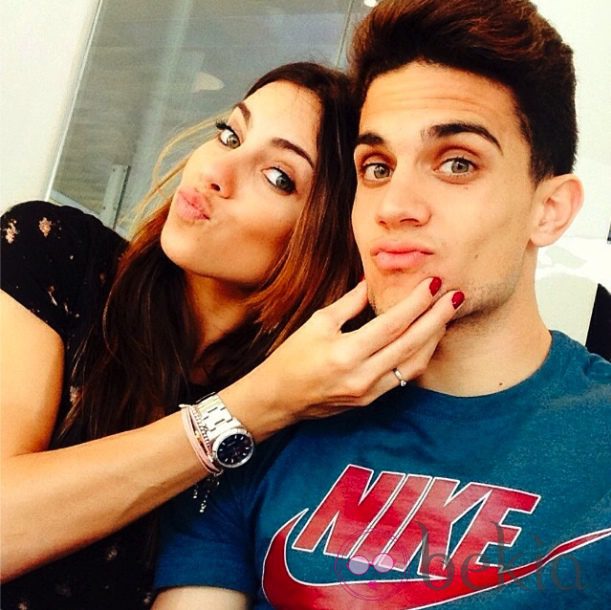 Melissa Jiménez y Marc Bartra, muy enamorados